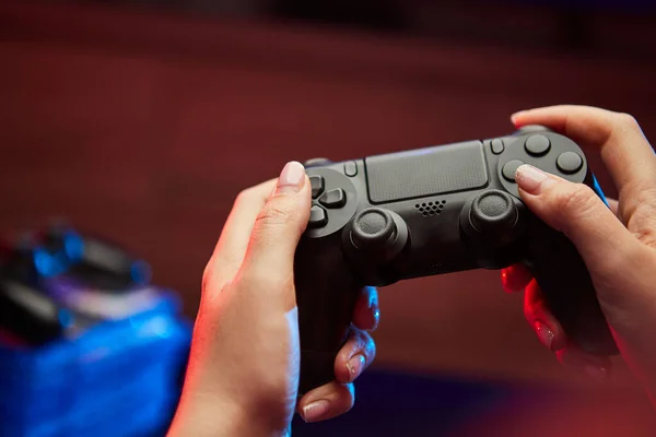 Gamer Hält Gamepad Controller Oder Videospielkonsole Den Händen Nahaufnahme Spielkonzept — Stockfoto