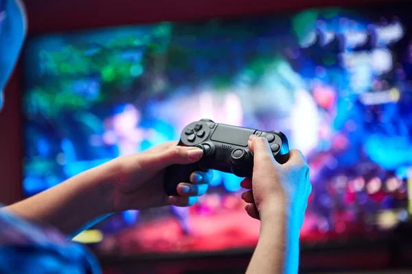 Gamer Segurando Gamepad Controlador Videogame Joystick Console Nas Mãos Close — Fotografia de Stock
