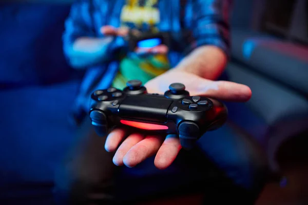 Gamer Κρατώντας Gamepad Controller Videogame Joystick Console Στα Χέρια Κοντινό — Φωτογραφία Αρχείου