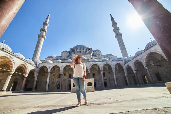 Feliz Mulher Atraente Turista Chapéu Posando Pátio Mesquita Suleymaniye Istambul — Fotografia de Stock