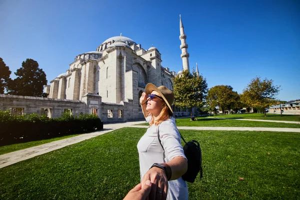 Folgen Sie Mir Eine Touristin Mit Hut Führt Ihren Freund — Stockfoto