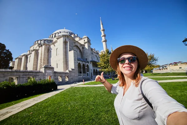 Feliz Mulher Atraente Turista Chapéu Posando Contra Fundo Mesquita Suleymaniye — Fotografia de Stock