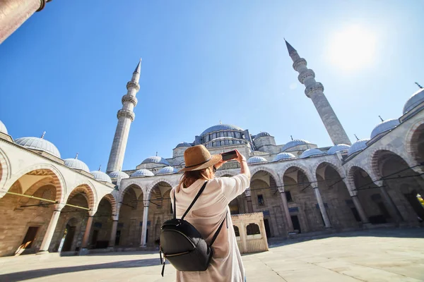 Счастливая Привлекательная Туристка Шляпе Позирует Фотографируется Дворе Сулеймании Стамбул Турция — стоковое фото