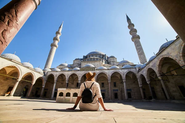 Feliz Mulher Atraente Turista Chapéu Posando Pátio Mesquita Suleymaniye Istambul — Fotografia de Stock