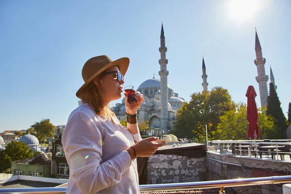 Mujer Atractiva Feliz Turista Sombrero Bebe Tradicional Turco Armudas Fondo — Foto de Stock