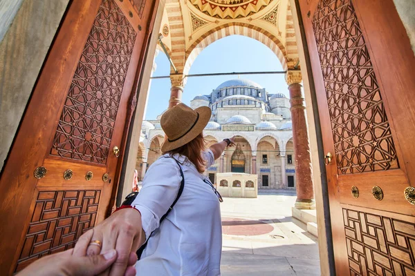 Proszę Mną Kobieta Kapeluszu Prowadzi Przyjaciela Tureckiego Meczetu Suleymaniye Stambuł — Zdjęcie stockowe