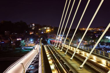 Atatürk metro köprüsü ve gece altın boynuz - İstanbul, Türkiye