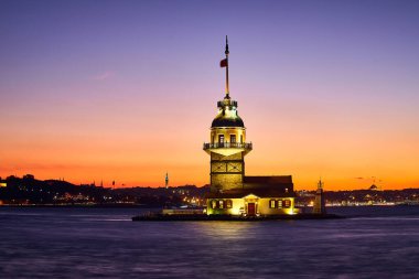 İstanbul, Türkiye 'nin sembolü Leander' in Kulesi olarak da bilinen ünlü Bakire Kulesi (Kiz Kulesi) ile Boğaz 'da yakıcı gün batımı