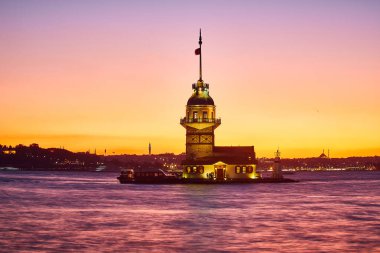 İstanbul, Türkiye 'nin sembolü Leander' in Kulesi olarak da bilinen ünlü Bakire Kulesi (Kiz Kulesi) ile Boğaz 'da yakıcı gün batımı