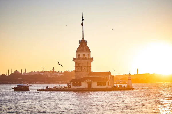 Tüzes Naplemente Bosphorus Felett Híres Hajadon Toronnyal Kiz Kulesi Törökül — Stock Fotó