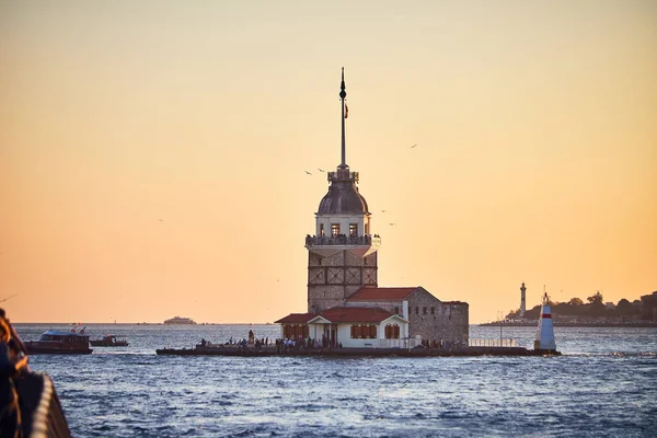 Tüzes Naplemente Bosphorus Felett Híres Hajadon Toronnyal Kiz Kulesi Törökül — Stock Fotó