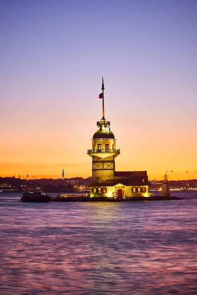 Vurige Zonsondergang Boven Bosporus Met Beroemde Maiden Tower Kiz Kulesi — Stockfoto