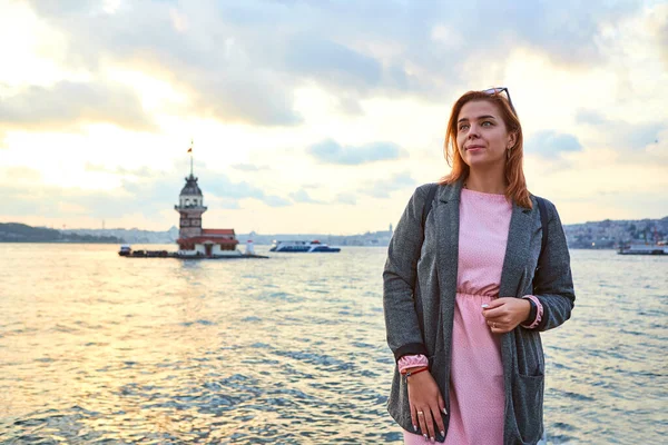 Mulher Turista Olha Para Pôr Sol Com Vista Para Torre — Fotografia de Stock