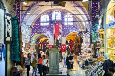 İSTANBUL, TURKEY - 14 Ekim 2019: Türkiye 'nin İstanbul kentindeki Grand Bazar' da alışveriş yapan insanlar, 61 sokak ve 3 binden fazla dükkan ile dünyanın en büyük ve en eski kapalı pazarlarından biri.