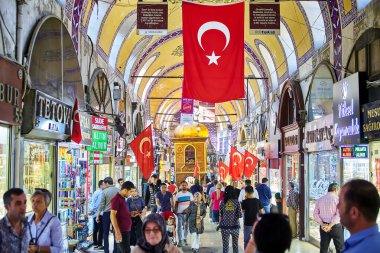 İSTANBUL, TURKEY - 14 Ekim 2019: Türkiye 'nin İstanbul kentindeki Grand Bazar' da alışveriş yapan insanlar, 61 sokak ve 3 binden fazla dükkan ile dünyanın en büyük ve en eski kapalı pazarlarından biri.