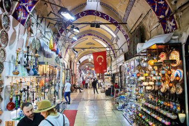 İSTANBUL, TURKEY - 14 Ekim 2019: Türkiye 'nin İstanbul kentindeki Grand Bazar' da alışveriş yapan insanlar, 61 sokak ve 3 binden fazla dükkan ile dünyanın en büyük ve en eski kapalı pazarlarından biri.
