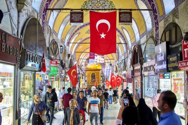 İSTANBUL, TURKEY - 14 Ekim 2019: Türkiye 'nin İstanbul kentindeki Grand Bazar' da alışveriş yapan insanlar, 61 sokak ve 3 binden fazla dükkan ile dünyanın en büyük ve en eski kapalı pazarlarından biri.