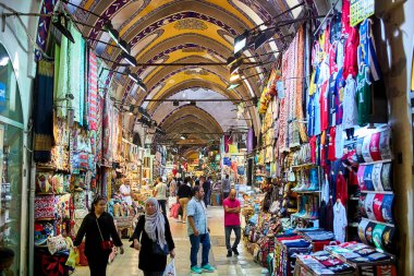 İSTANBUL, TURKEY - 14 Ekim 2019: Türkiye 'nin İstanbul kentindeki Grand Bazar' da alışveriş yapan insanlar, 61 sokak ve 3 binden fazla dükkan ile dünyanın en büyük ve en eski kapalı pazarlarından biri.