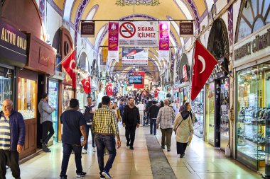 İSTANBUL, TURKEY - 14 Ekim 2019: Türkiye 'nin İstanbul kentindeki Grand Bazar' da alışveriş yapan insanlar, 61 sokak ve 3 binden fazla dükkan ile dünyanın en büyük ve en eski kapalı pazarlarından biri.