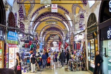 İSTANBUL, TURKEY - 14 Ekim 2019: Türkiye 'nin İstanbul kentindeki Grand Bazar' da alışveriş yapan insanlar, 61 sokak ve 3 binden fazla dükkan ile dünyanın en büyük ve en eski kapalı pazarlarından biri.