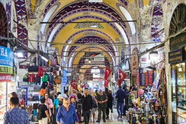 İSTANBUL, TURKEY - 14 Ekim 2019: Türkiye 'nin İstanbul kentindeki Grand Bazar' da alışveriş yapan insanlar, 61 sokak ve 3 binden fazla dükkan ile dünyanın en büyük ve en eski kapalı pazarlarından biri.