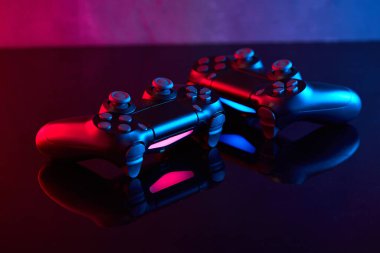 Oyun kumandası, video oyunu kumandası ya da oyun konsolu. Stüdyo çekimini kapat.