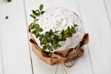Beyaz ahşap arka planda Paskalya pastası geleneksel Kulich, Paska kutlamaya hazır.