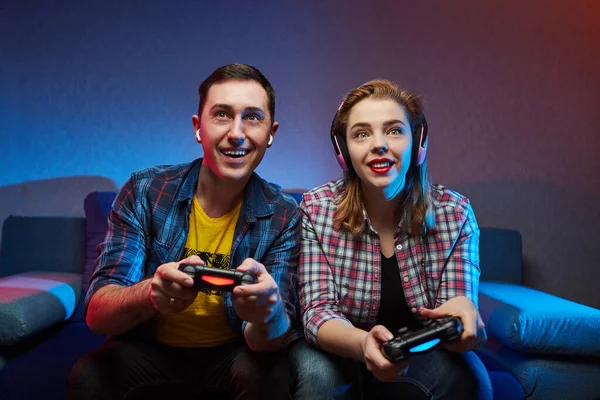 Retrato Casal Brincalhão Louco Jogadores Gostam Jogar Jogos Vídeo Dentro — Fotografia de Stock