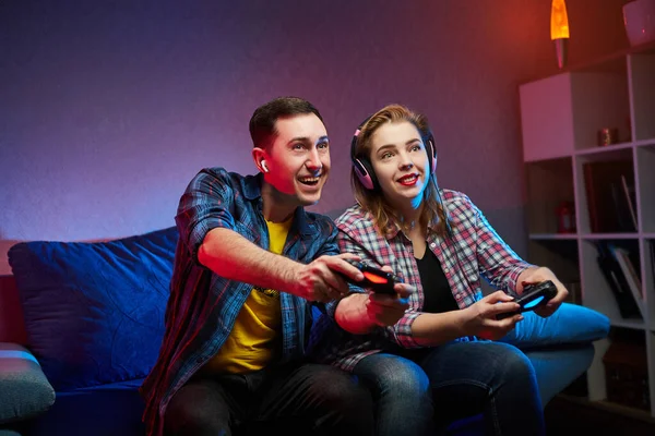Retrato Pareja Loca Juguetona Gamers Disfrutando Jugando Videojuegos Interior Sentado — Foto de Stock