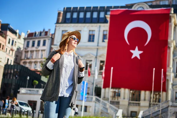 在伊斯坦布尔Beyoglu市政大楼悬挂土耳其国旗的吸引人的年轻女性游客 — 图库照片