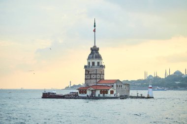İstanbul, Türkiye 'nin sembolü Leander' in Kulesi olarak da bilinen ünlü Bakire Kulesi (Kiz Kulesi) ile Boğaz 'da yakıcı gün batımı