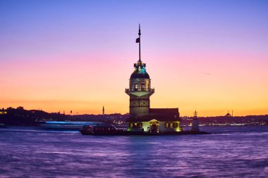 İstanbul, Türkiye 'nin sembolü Leander' in Kulesi olarak da bilinen ünlü Bakire Kulesi (Kiz Kulesi) ile Boğaz 'da yakıcı gün batımı