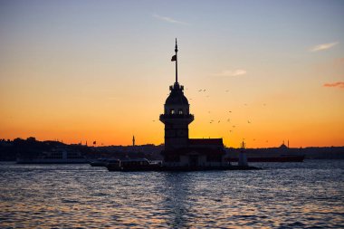 İstanbul, Türkiye 'nin sembolü Leander' in Kulesi olarak da bilinen ünlü Bakire Kulesi (Kiz Kulesi) ile Boğaz 'da yakıcı gün batımı