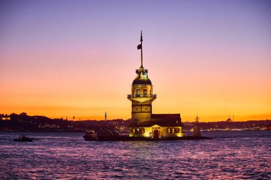 İstanbul, Türkiye 'nin sembolü Leander' in Kulesi olarak da bilinen ünlü Bakire Kulesi (Kiz Kulesi) ile Boğaz 'da yakıcı gün batımı