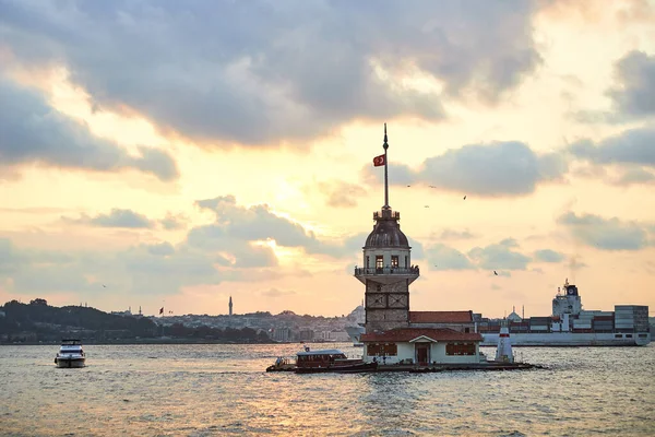 有名な乙女の塔 トルコ語でKiz Kulesi とボスポラスの上の火の夕日は リーダーの塔 イスタンブール トルコのシンボルとしても知られています — ストック写真