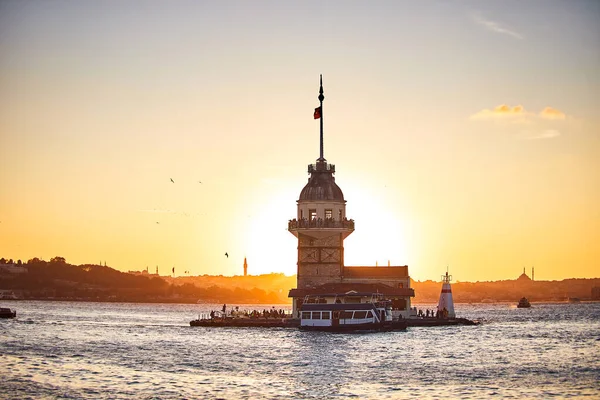 有名な乙女の塔 トルコ語でKiz Kulesi とボスポラスの上の火の夕日は リーダーの塔 イスタンブール トルコのシンボルとしても知られています — ストック写真