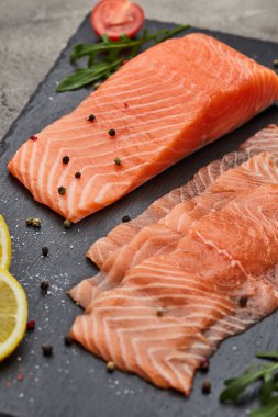Taze dilimlenmiş somon fileto roka, avokado ve limon. Vahşi Atlantik Balığı