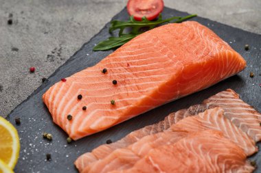 Taze dilimlenmiş somon fileto roka, avokado ve limon. Vahşi Atlantik Balığı