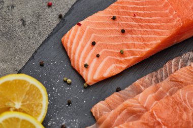 Taze dilimlenmiş somon fileto roka, avokado ve limon. Vahşi Atlantik Balığı