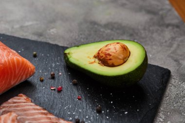 Taze dilimlenmiş somon fileto roka, avokado ve limon. Vahşi Atlantik Balığı