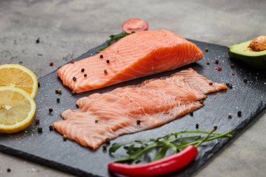 Taze dilimlenmiş somon fileto roka, avokado ve limon. Vahşi Atlantik Balığı