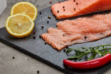 Taze dilimlenmiş somon fileto roka, avokado ve limon. Vahşi Atlantik Balığı