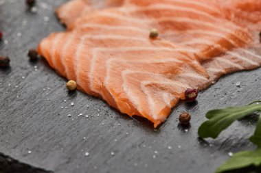 Taze dilimlenmiş somon fileto roka, avokado ve limon. Vahşi Atlantik Balığı