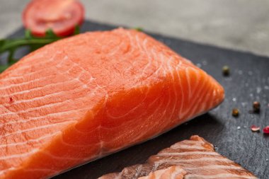 Taze dilimlenmiş somon fileto roka, avokado ve limon. Vahşi Atlantik Balığı