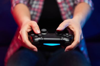 Oyuncuların elinde Gamepad, Controller veya Video Oyun Joystick Konsolu var. Oyun konseptini kapat