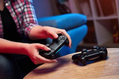 Oyuncuların elinde Gamepad, Controller veya Video Oyun Joystick Konsolu var. Oyun konseptini kapat