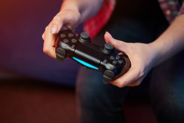 Oyuncuların elinde Gamepad, Controller veya Video Oyun Joystick Konsolu var. Oyun konseptini kapat