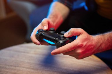 Oyuncuların elinde Gamepad, Controller veya Video Oyun Joystick Konsolu var. Oyun konseptini kapat