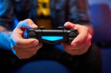 Oyuncuların elinde Gamepad, Controller veya Video Oyun Joystick Konsolu var. Oyun konseptini kapat