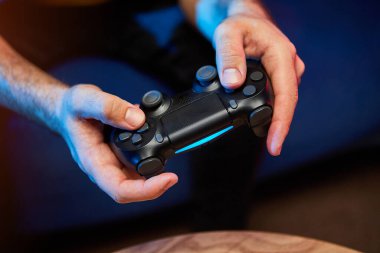 Oyuncuların elinde Gamepad, Controller veya Video Oyun Joystick Konsolu var. Oyun konseptini kapat